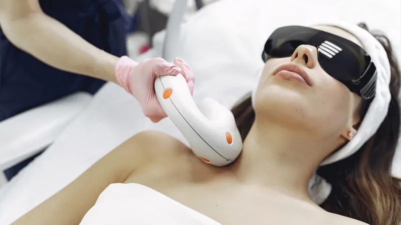 A woman getting her treatment done from a dermatologist 