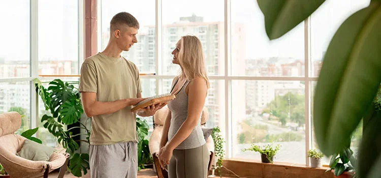 A female fitness trainer having discussion with her client