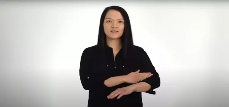 Woman demonstrate how to sign “Green” in British Sign Language by hand posture