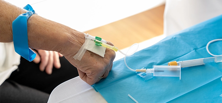 A catheter is installed on a patient’s hand with the insetion pipe to take blood samples. 